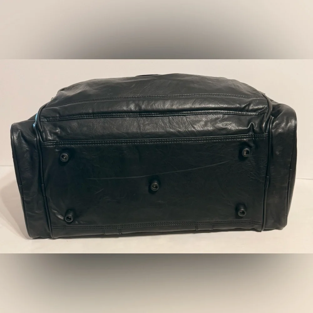Concourse Leather Duffel Travel Bag Approximately 21x11x10 Removable Strap